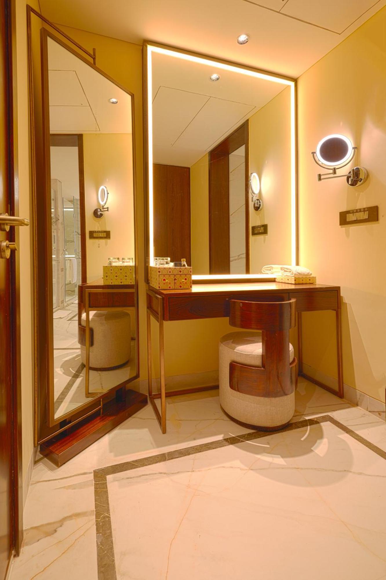 Taj Bangalore Devanahalli Εξωτερικό φωτογραφία A dressing table