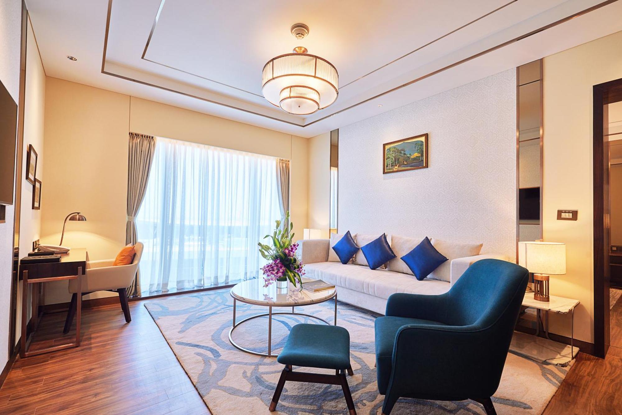 Taj Bangalore Devanahalli Εξωτερικό φωτογραφία Living room of a suite at the hotel